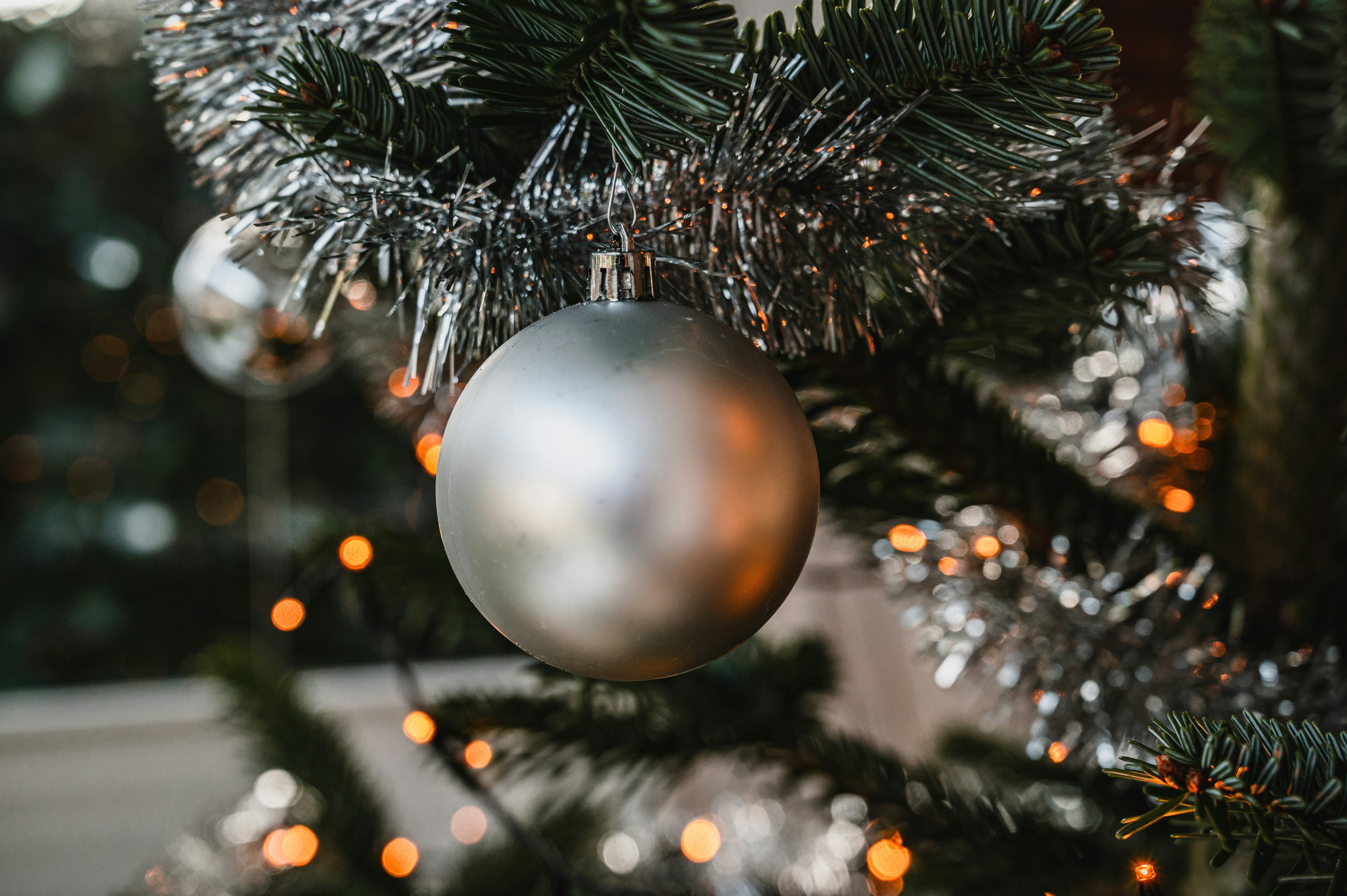Plastik-Weihnachtsbäume – der Baum, der immer grün ist und bereits geschmückt gekauft werden kann.